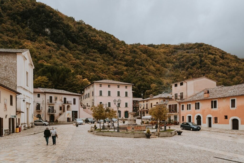 Persone che attraversano una piazza italiana