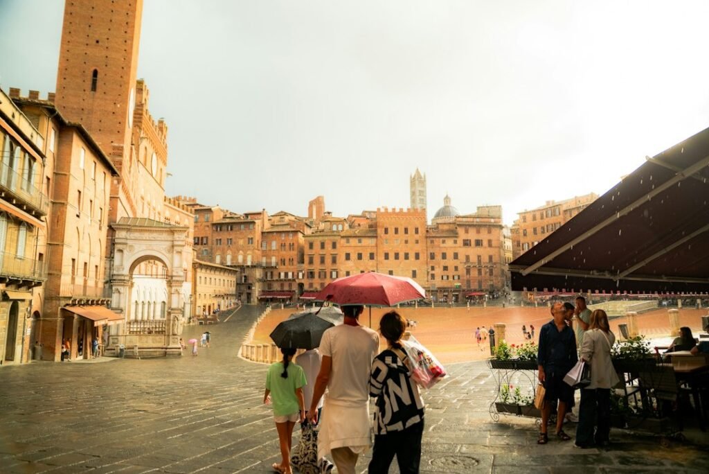 Persone che camminano insieme in una piazza europea