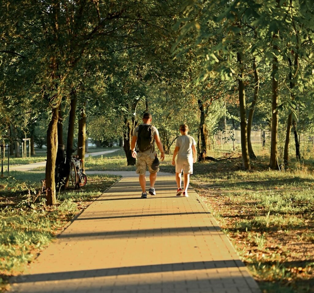 Famiglia che cammina insieme in un parco al tramonto